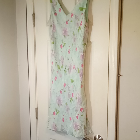 Beautiful dress - Picture 2 of 3